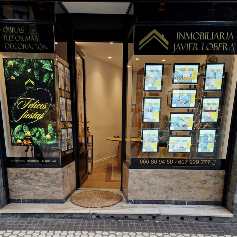 Monitor de exposición mostrando contenido dinámico para agencias de viaje e inmobiliarias