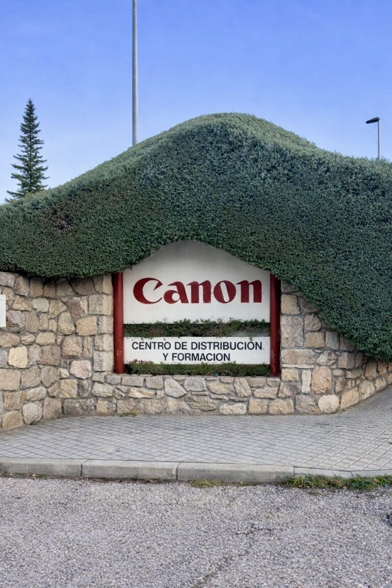 Solución de gestión de impresión y digitalización en la nube con uniFLOW Online integrada con Microsoft 365 en entorno de oficina moderno.