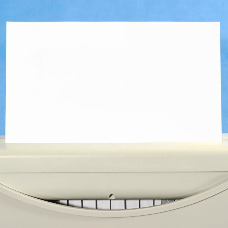 Destructora de papel de nivel P‑4 utilizada en empresas para cumplir el RGPD y proteger datos confidenciales